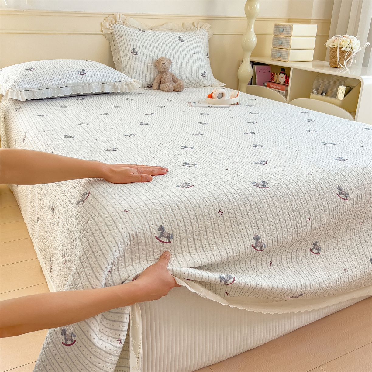 91家纺网 家纺一手货源 找家纺 慕木家纺 2026新款A类印花慕丝棉花边款床盖夏被系列(抽空压缩可供跨境)提供买家秀 木马童谣+灰