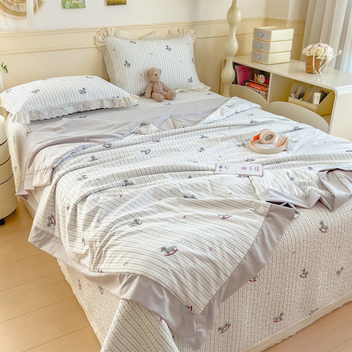 91家纺网 家纺一手货源 找家纺 慕木家纺 2026新款A类印花慕丝棉花边款床盖夏被系列(抽空压缩可供跨境)提供买家秀 木马童谣+灰