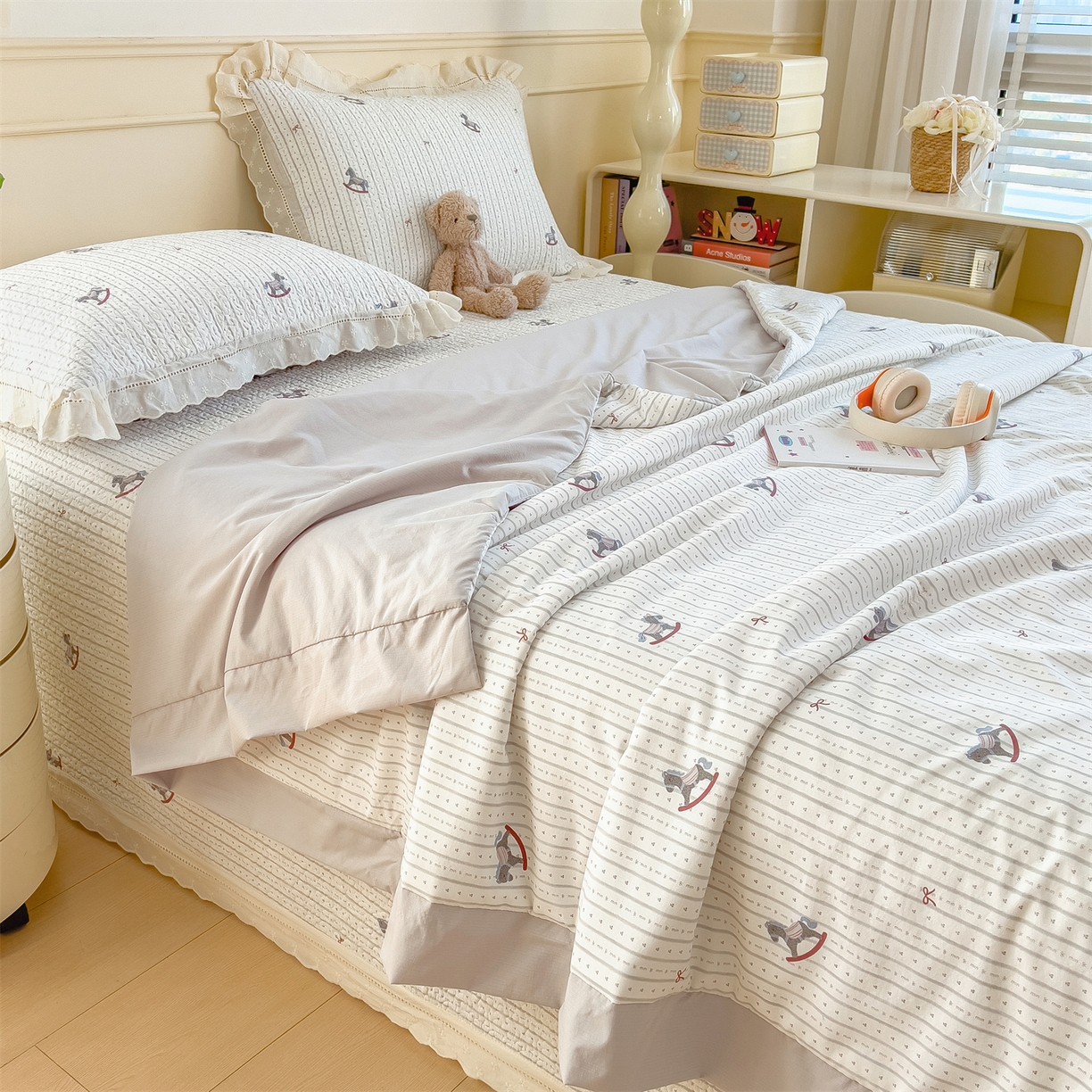 91家纺网 家纺一手货源 找家纺 慕木家纺 2026新款A类印花慕丝棉花边款床盖夏被系列(抽空压缩可供跨境)提供买家秀 木马童谣+灰