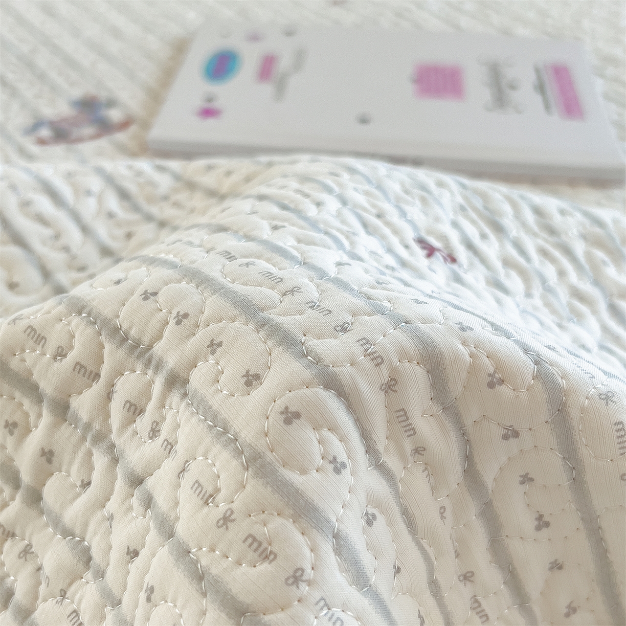 91家纺网 家纺一手货源 找家纺 慕木家纺 2026新款A类印花慕丝棉花边款床盖夏被系列(抽空压缩可供跨境)提供买家秀 木马童谣+灰