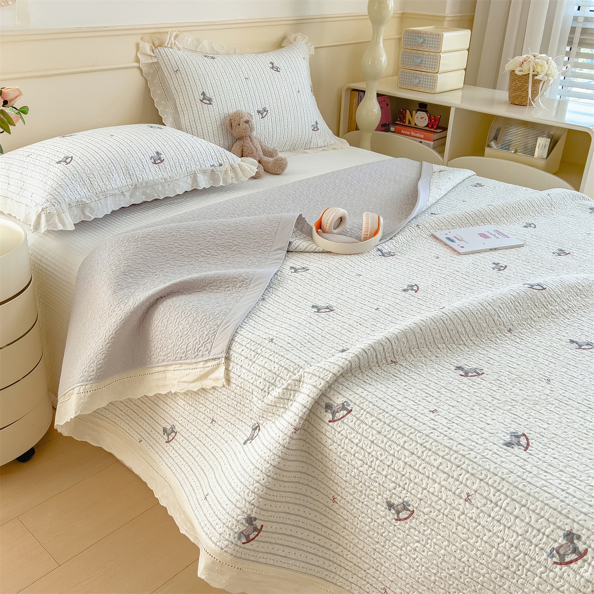 91家纺网 家纺一手货源 找家纺 慕木家纺 2026新款A类印花慕丝棉花边款床盖夏被系列(抽空压缩可供跨境)提供买家秀 木马童谣+灰