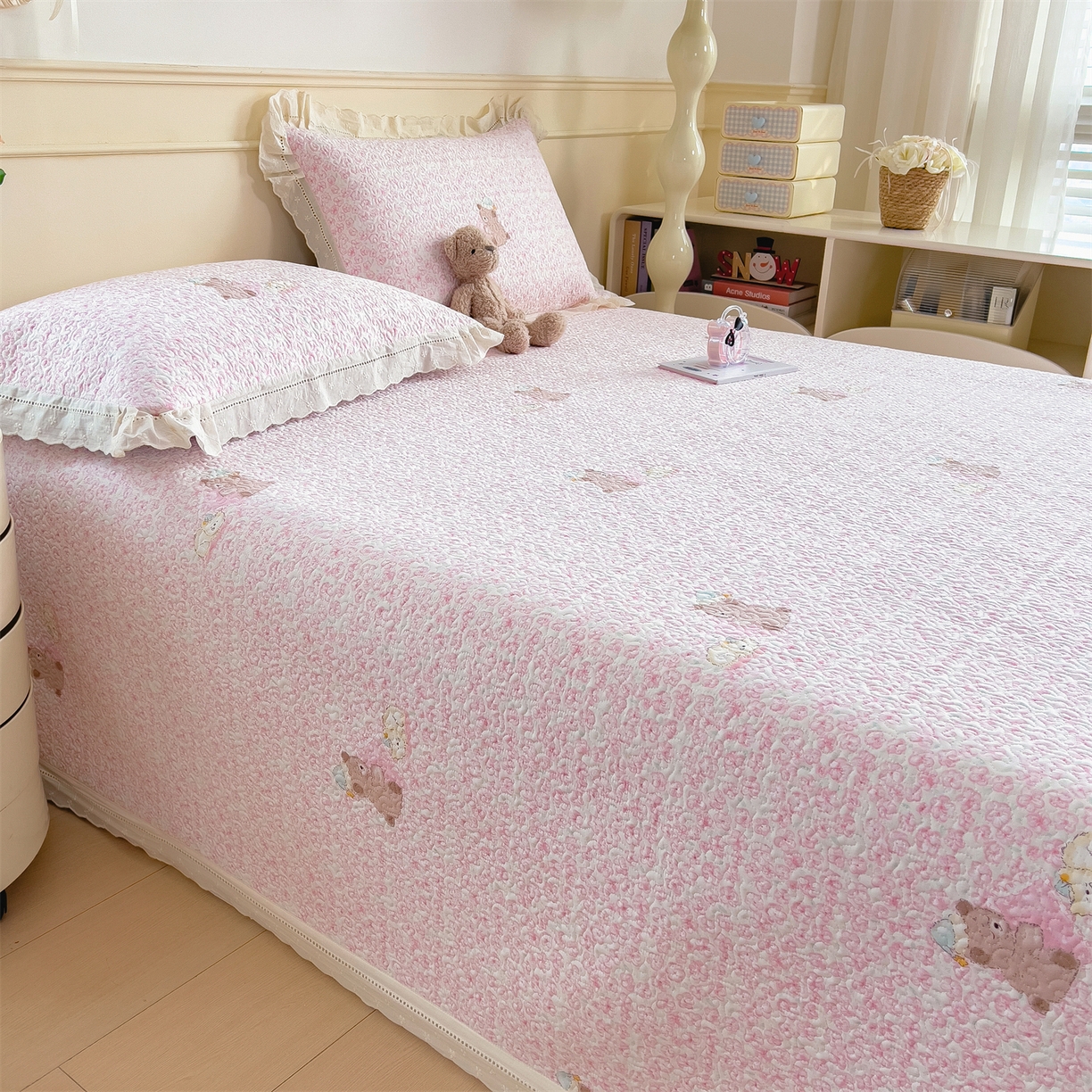 91家纺网 家纺一手货源 找家纺 慕木家纺 2026新款A类印花慕丝棉花边款床盖夏被系列(抽空压缩可供跨境)提供买家秀 甜梦熊+浅粉