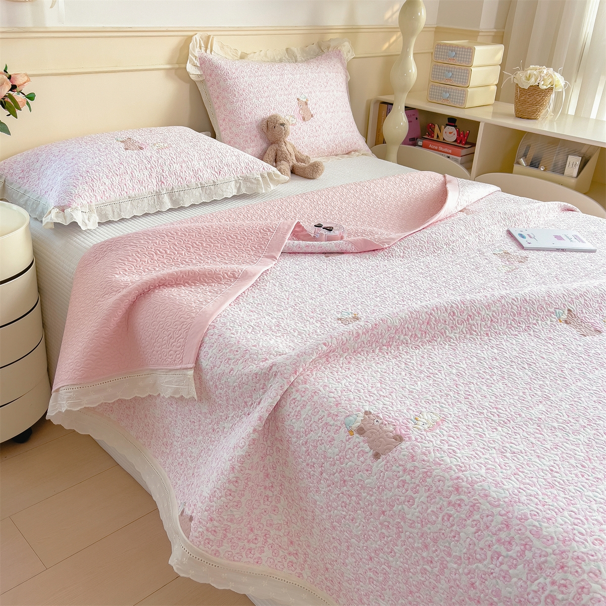 91家纺网 家纺一手货源 找家纺 慕木家纺 2026新款A类印花慕丝棉花边款床盖夏被系列(抽空压缩可供跨境)提供买家秀 甜梦熊+浅粉