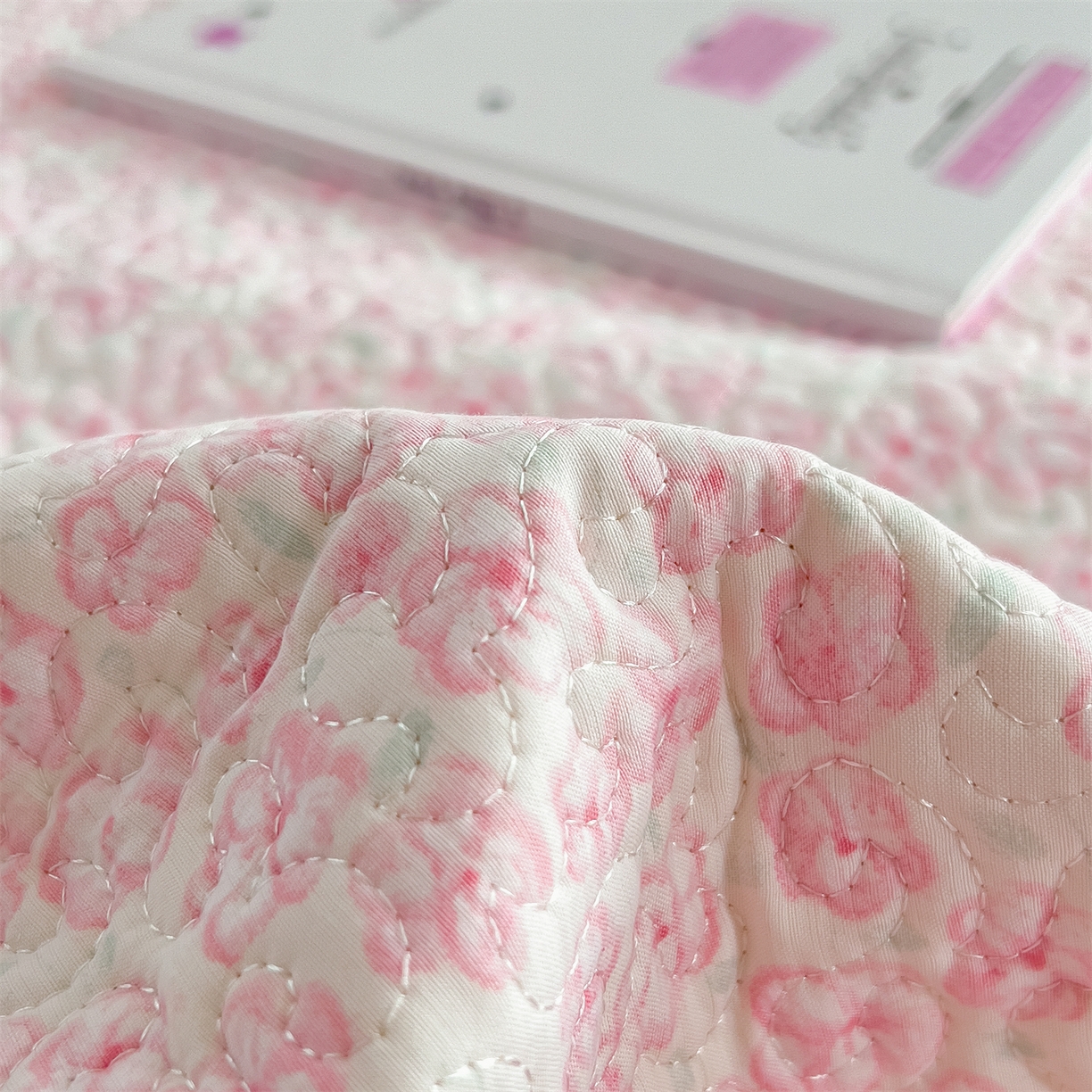 91家纺网 家纺一手货源 找家纺 慕木家纺 2026新款A类印花慕丝棉花边款床盖夏被系列(抽空压缩可供跨境)提供买家秀 甜梦熊+浅粉