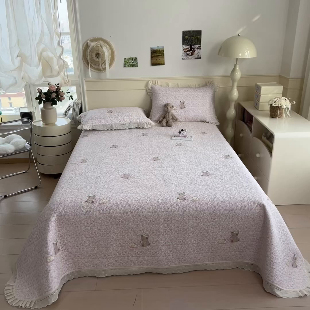 91家纺网 家纺一手货源 找家纺 慕木家纺 2026新款A类印花慕丝棉花边款床盖夏被系列(抽空压缩可供跨境)提供买家秀 甜梦熊+浅粉