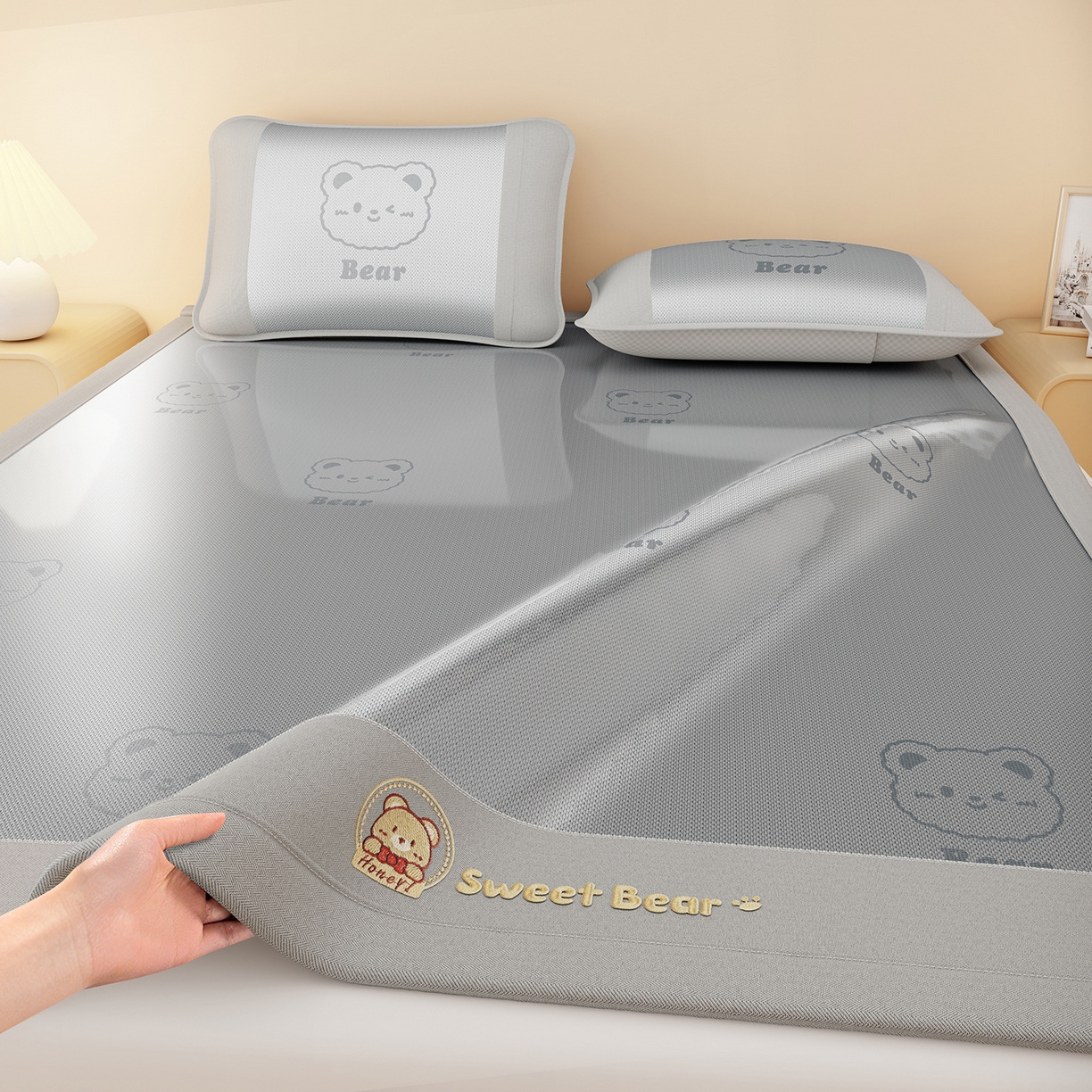 91家纺网 家纺一手货源 找家纺 （总）卡初家居（原微来） 2026春夏新款快乐熊水洗冰藤床席款床笠款