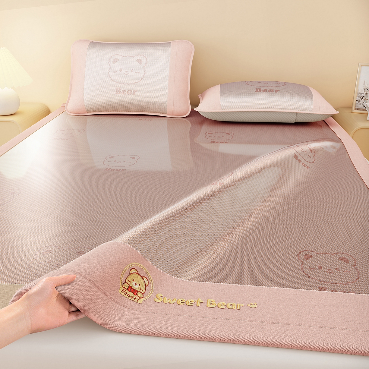 91家纺网 家纺一手货源 找家纺 （总）卡初家居（原微来） 2026春夏新款快乐熊水洗冰藤床席款床笠款