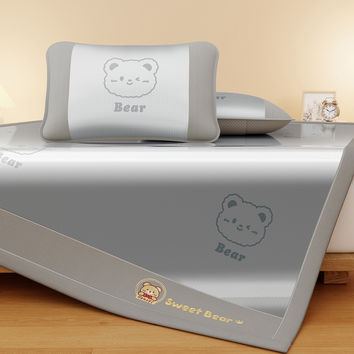 91家纺网 家纺一手货源 找家纺 卡初家居（原微来） 2026春夏新款快乐熊水洗冰藤床席款床笠款 快乐熊-淡雅灰-床席款