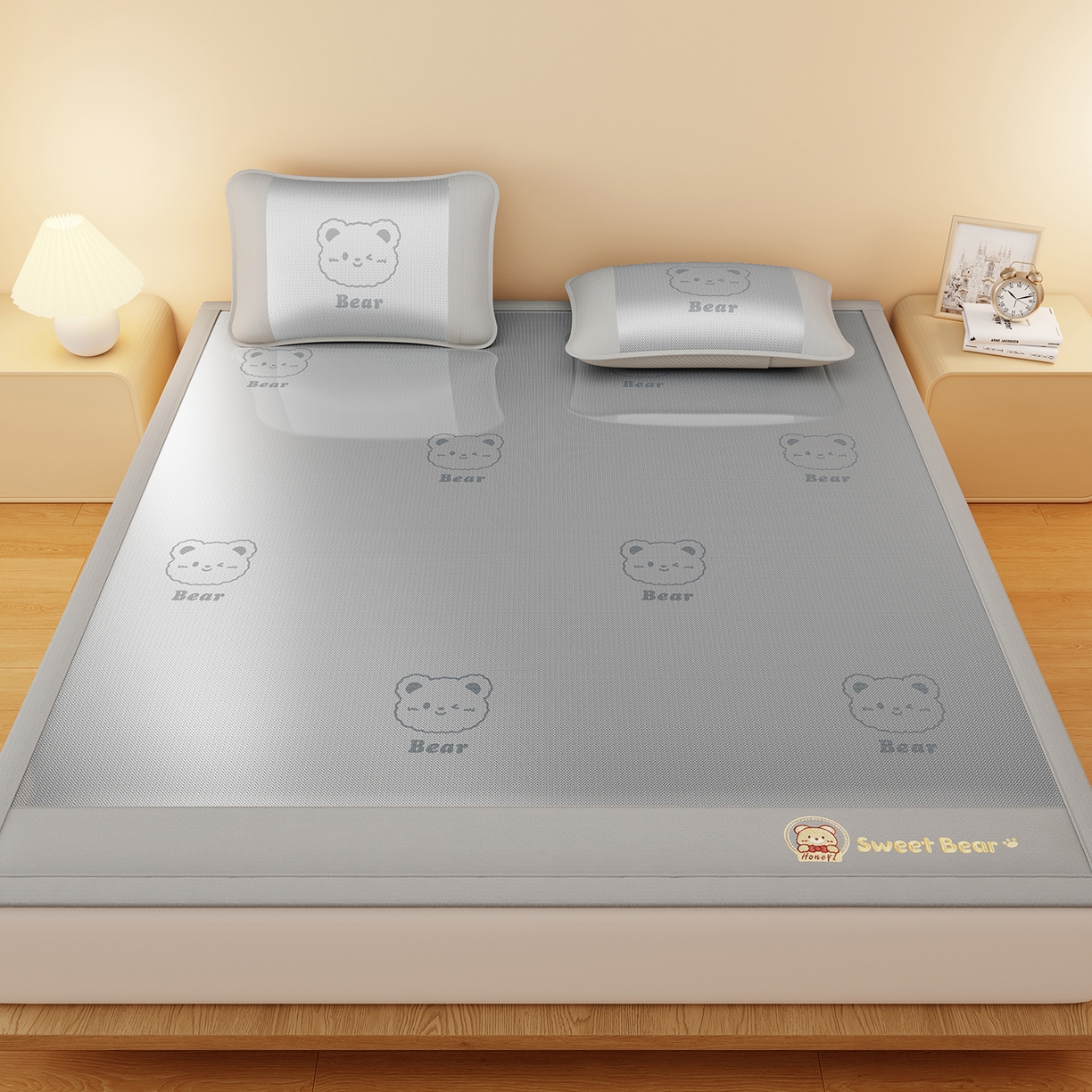 91家纺网 家纺一手货源 找家纺 卡初家居（原微来） 2026春夏新款快乐熊水洗冰藤床席款床笠款 快乐熊-淡雅灰-床席款