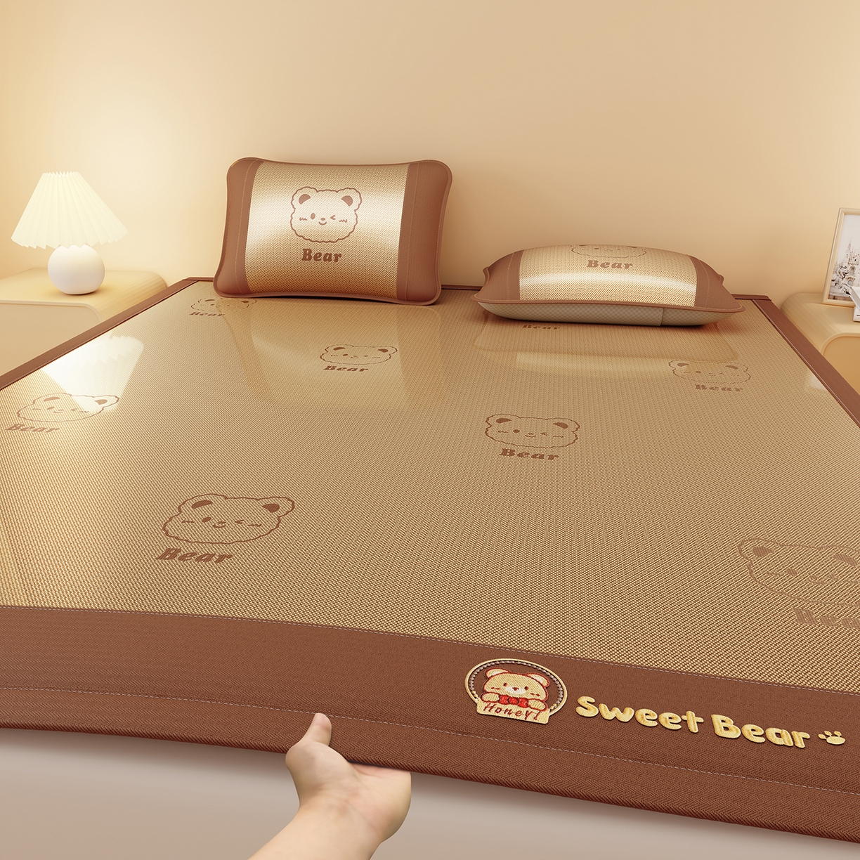 91家纺网 家纺一手货源 找家纺 卡初家居（原微来） 2026春夏新款快乐熊水洗冰藤床席款床笠款 快乐熊-魅力咖-床席款