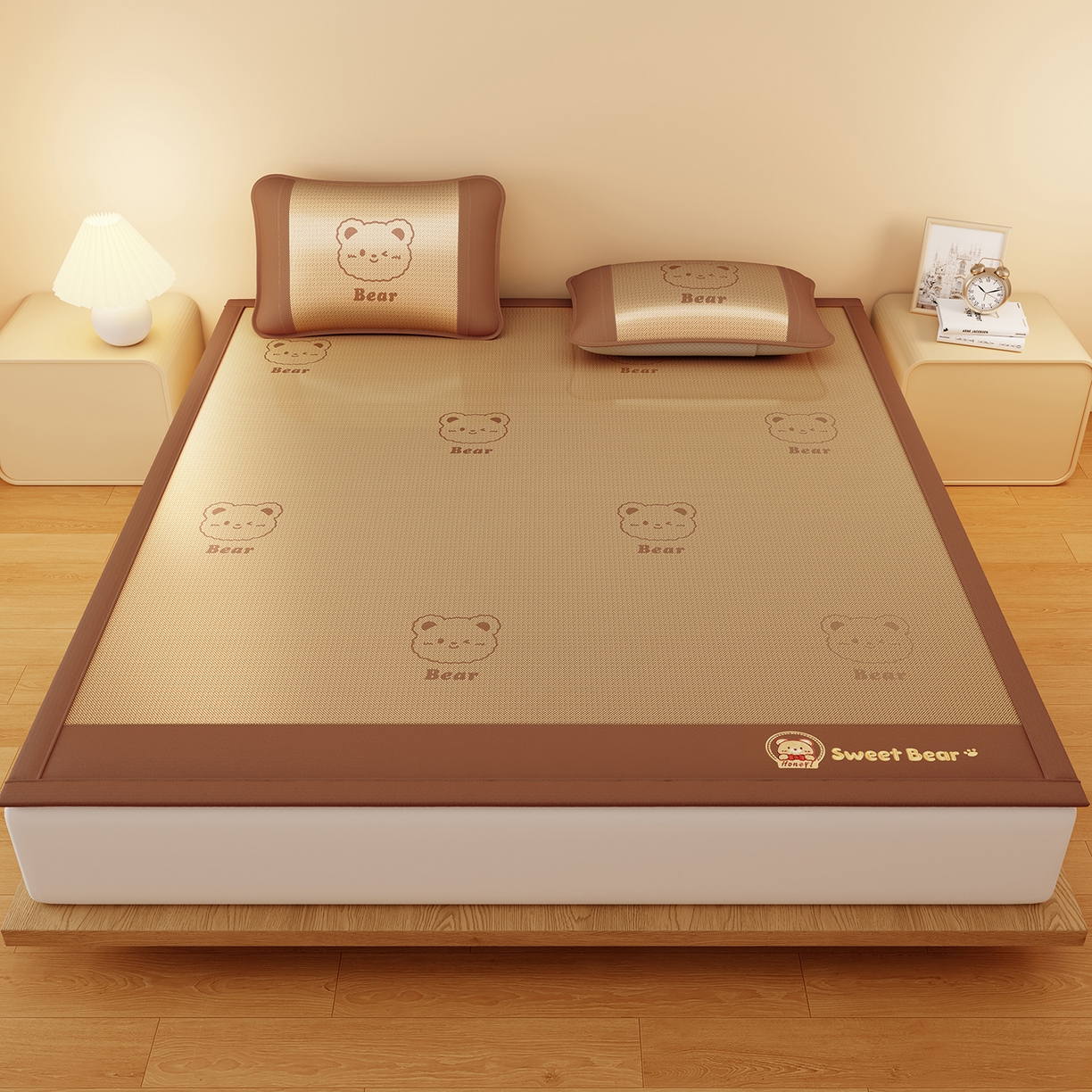 91家纺网 家纺一手货源 找家纺 卡初家居（原微来） 2026春夏新款快乐熊水洗冰藤床席款床笠款 快乐熊-魅力咖-床席款