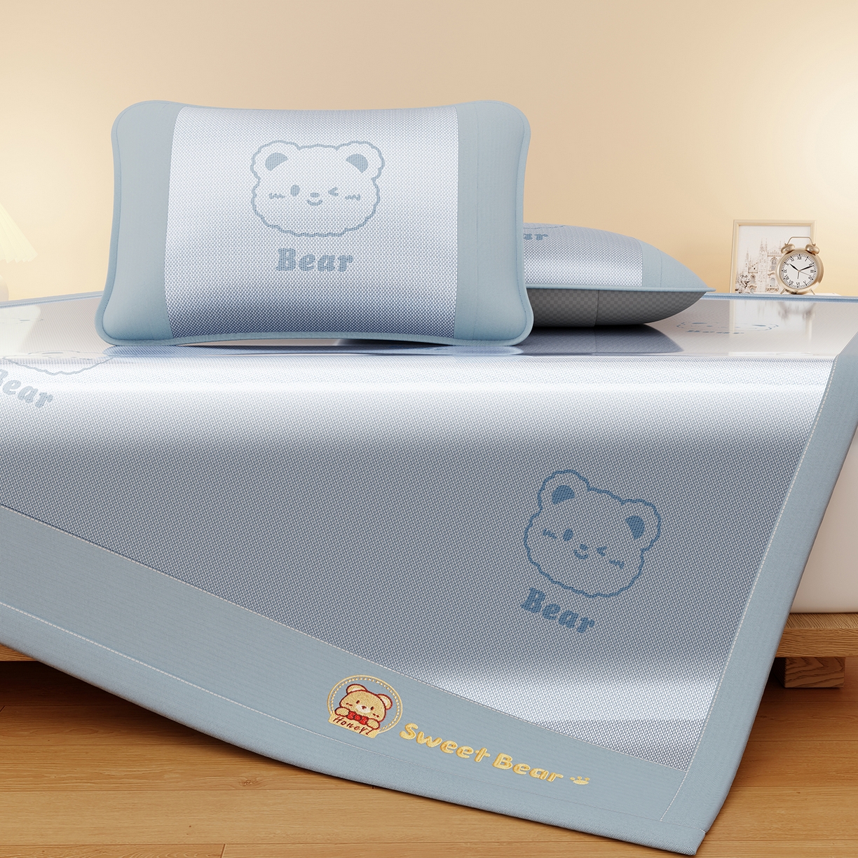 91家纺网 家纺一手货源 找家纺 卡初家居（原微来） 2026春夏新款快乐熊水洗冰藤床席款床笠款 快乐熊-天空蓝-床席款