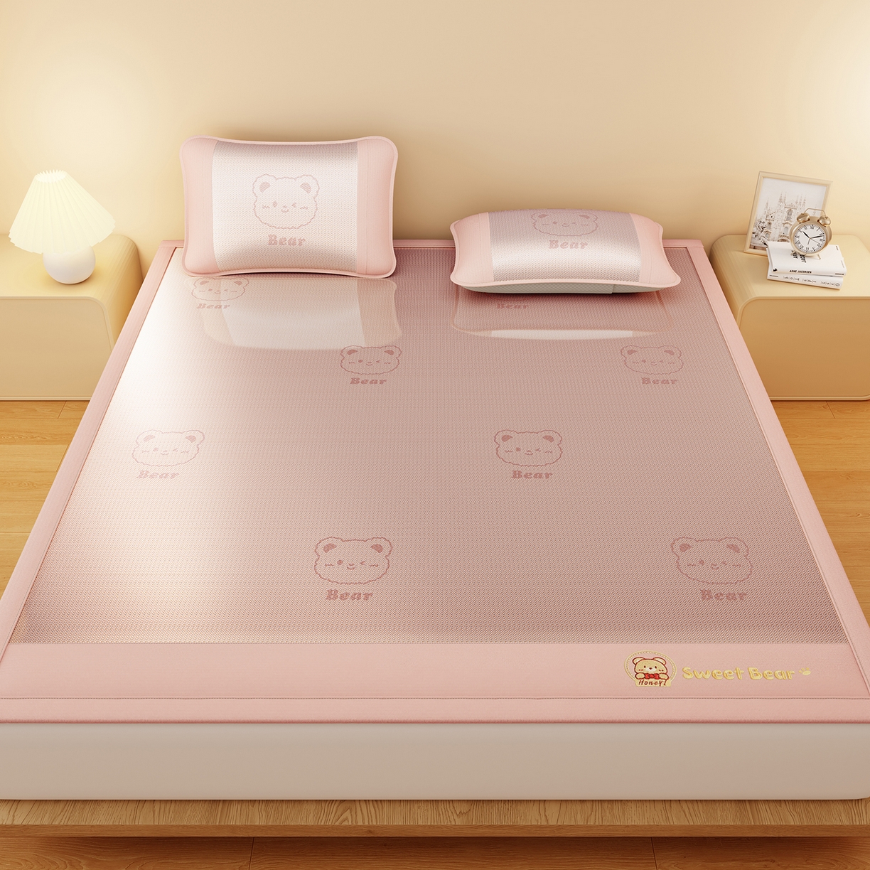 91家纺网 家纺一手货源 找家纺 卡初家居（原微来） 2026春夏新款快乐熊水洗冰藤床席款床笠款 快乐熊-优雅粉-床席款