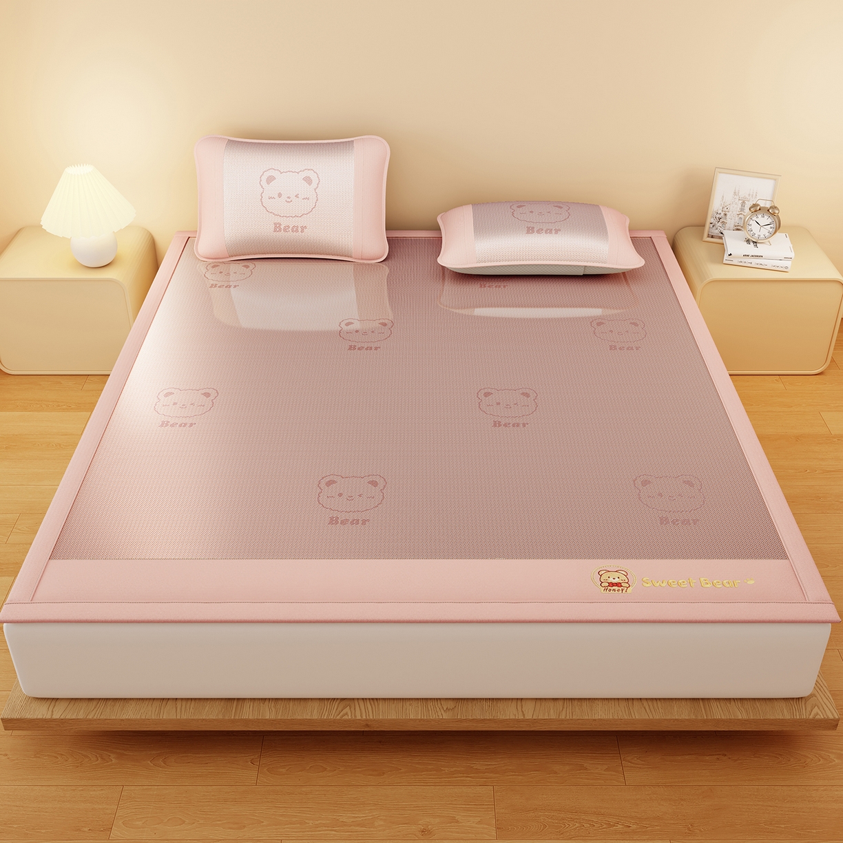 91家纺网 家纺一手货源 找家纺 卡初家居（原微来） 2026春夏新款快乐熊水洗冰藤床席款床笠款 快乐熊-优雅粉-床席款