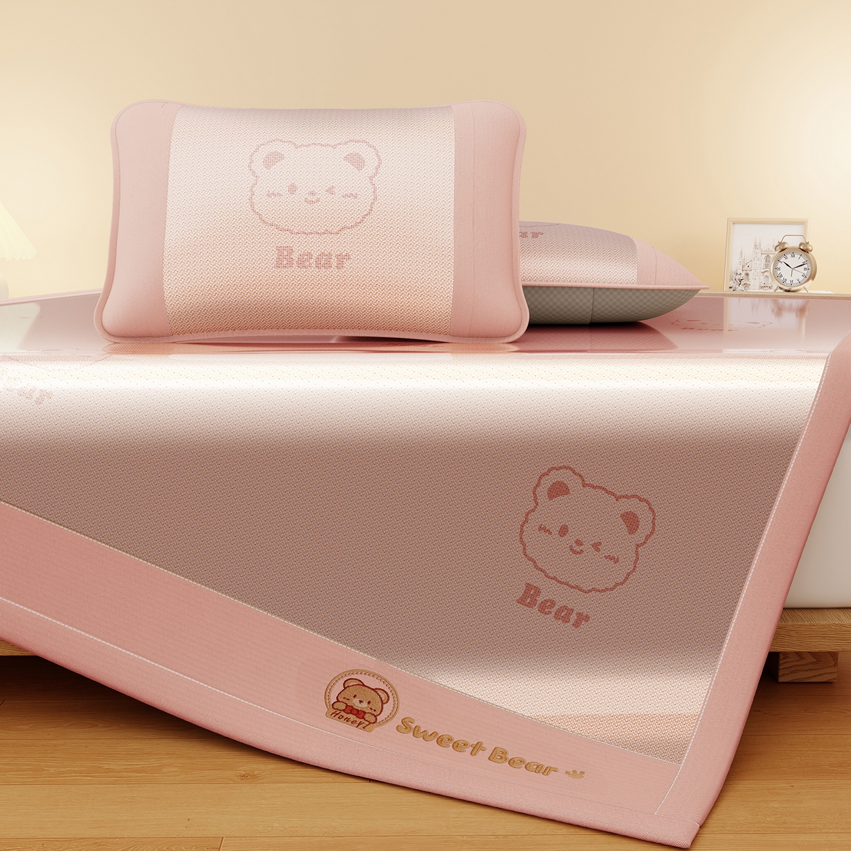 91家纺网 家纺一手货源 找家纺 卡初家居（原微来） 2026春夏新款快乐熊水洗冰藤床席款床笠款 快乐熊-优雅粉-床席款