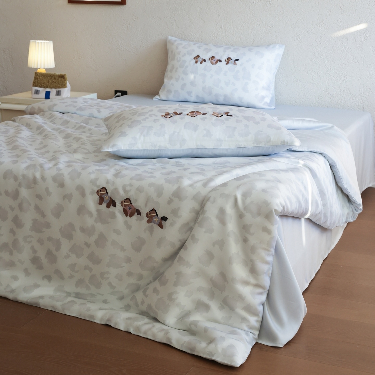 91家纺网 家纺一手货源 找家纺 （总）初拾 2026春夏新款60支兰精天丝”小胖马“四件套—幸运小马