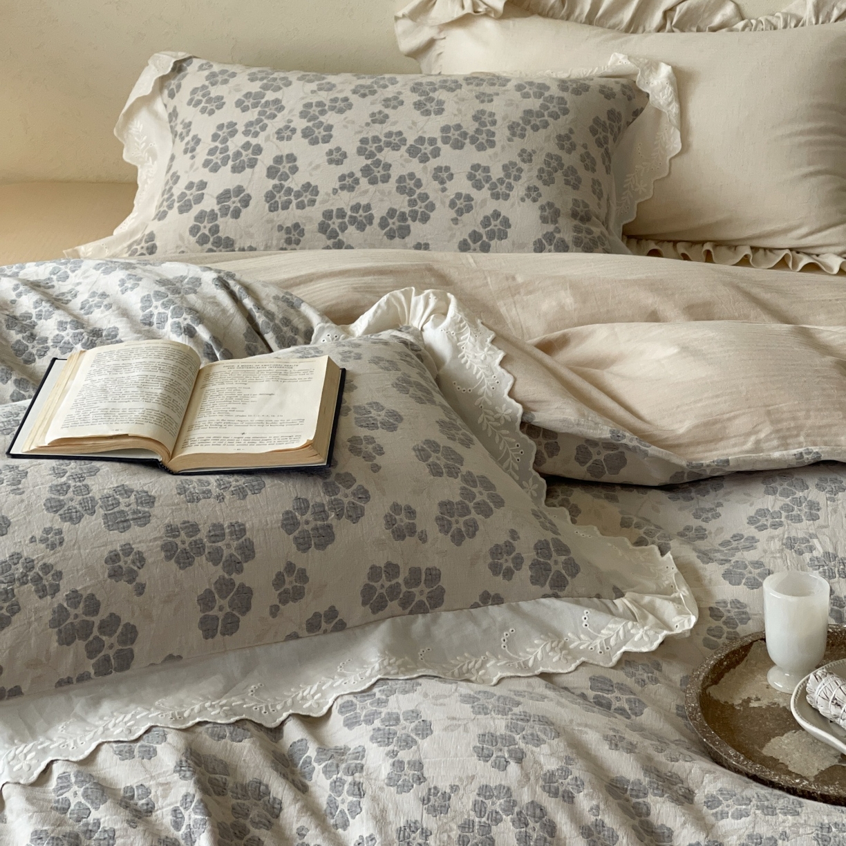 91家纺网 家纺一手货源 找家纺 云上 2026春夏新款全棉纯棉色织大提空气层提花法式花边款四件套--花悦 花悦-米灰