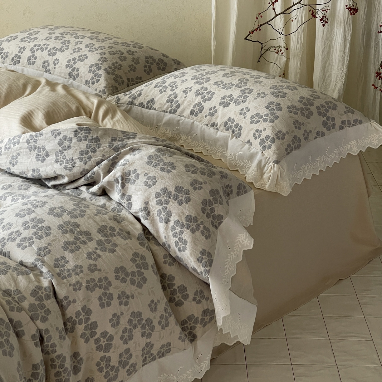 91家纺网 家纺一手货源 找家纺 云上 2026春夏新款全棉纯棉色织大提空气层提花法式花边款四件套--花悦 花悦-米灰