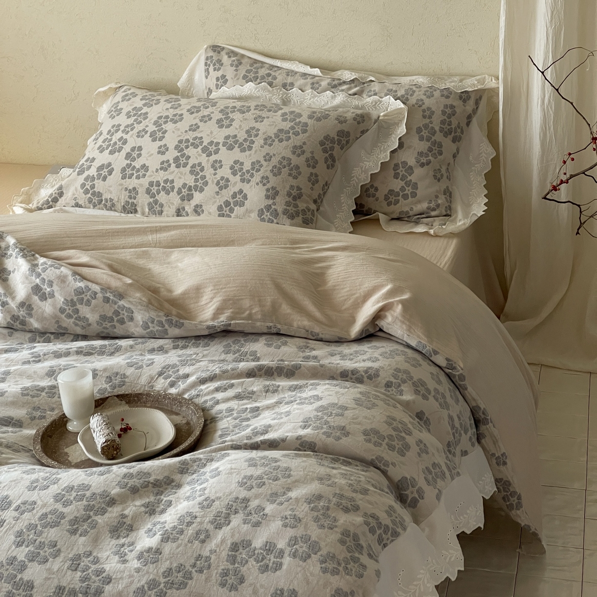 91家纺网 家纺一手货源 找家纺 云上 2026春夏新款全棉纯棉色织大提空气层提花法式花边款四件套--花悦 花悦-米灰