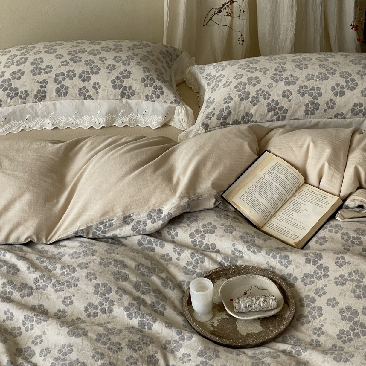 91家纺网 家纺一手货源 找家纺 云上 2026春夏新款全棉纯棉色织大提空气层提花法式花边款四件套--花悦 花悦-米灰