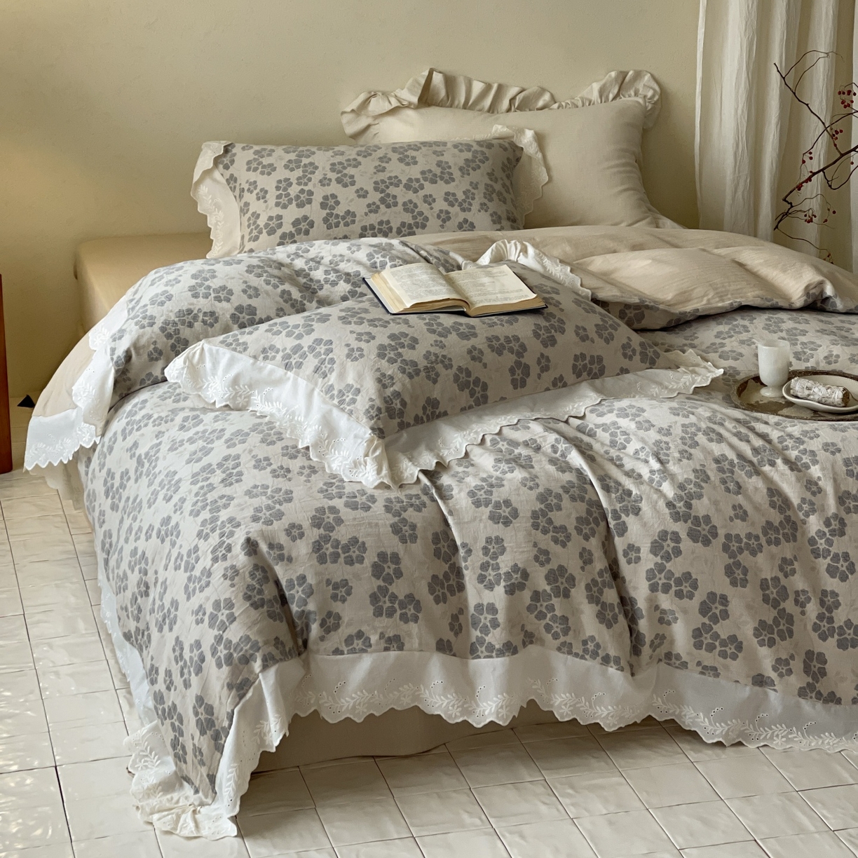 91家纺网 家纺一手货源 找家纺 云上 2026春夏新款全棉纯棉色织大提空气层提花法式花边款四件套--花悦 花悦-米灰