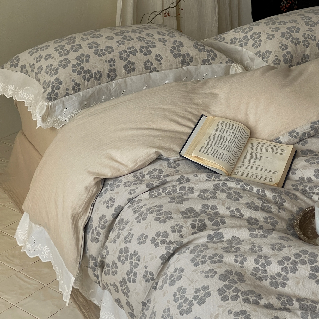 91家纺网 家纺一手货源 找家纺 云上 2026春夏新款全棉纯棉色织大提空气层提花法式花边款四件套--花悦 花悦-米灰