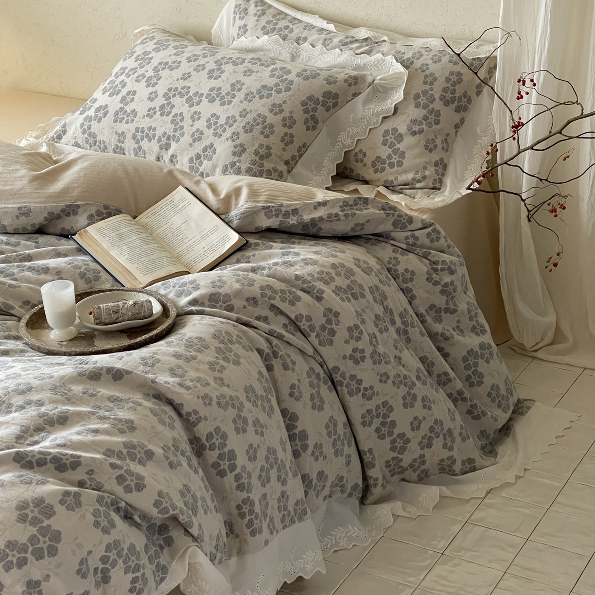 91家纺网 家纺一手货源 找家纺 云上 2026春夏新款全棉纯棉色织大提空气层提花法式花边款四件套--花悦 花悦-米灰