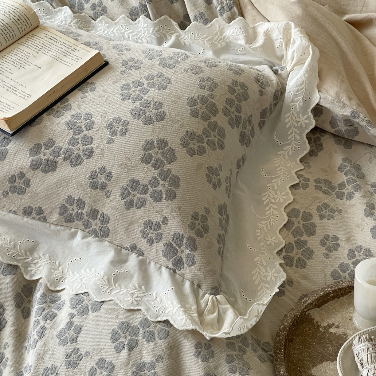 91家纺网 家纺一手货源 找家纺 云上 2026春夏新款全棉纯棉色织大提空气层提花法式花边款四件套--花悦 花悦-米灰