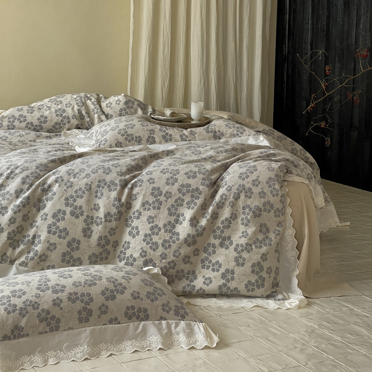 91家纺网 家纺一手货源 找家纺 云上 2026春夏新款全棉纯棉色织大提空气层提花法式花边款四件套--花悦 花悦-米灰