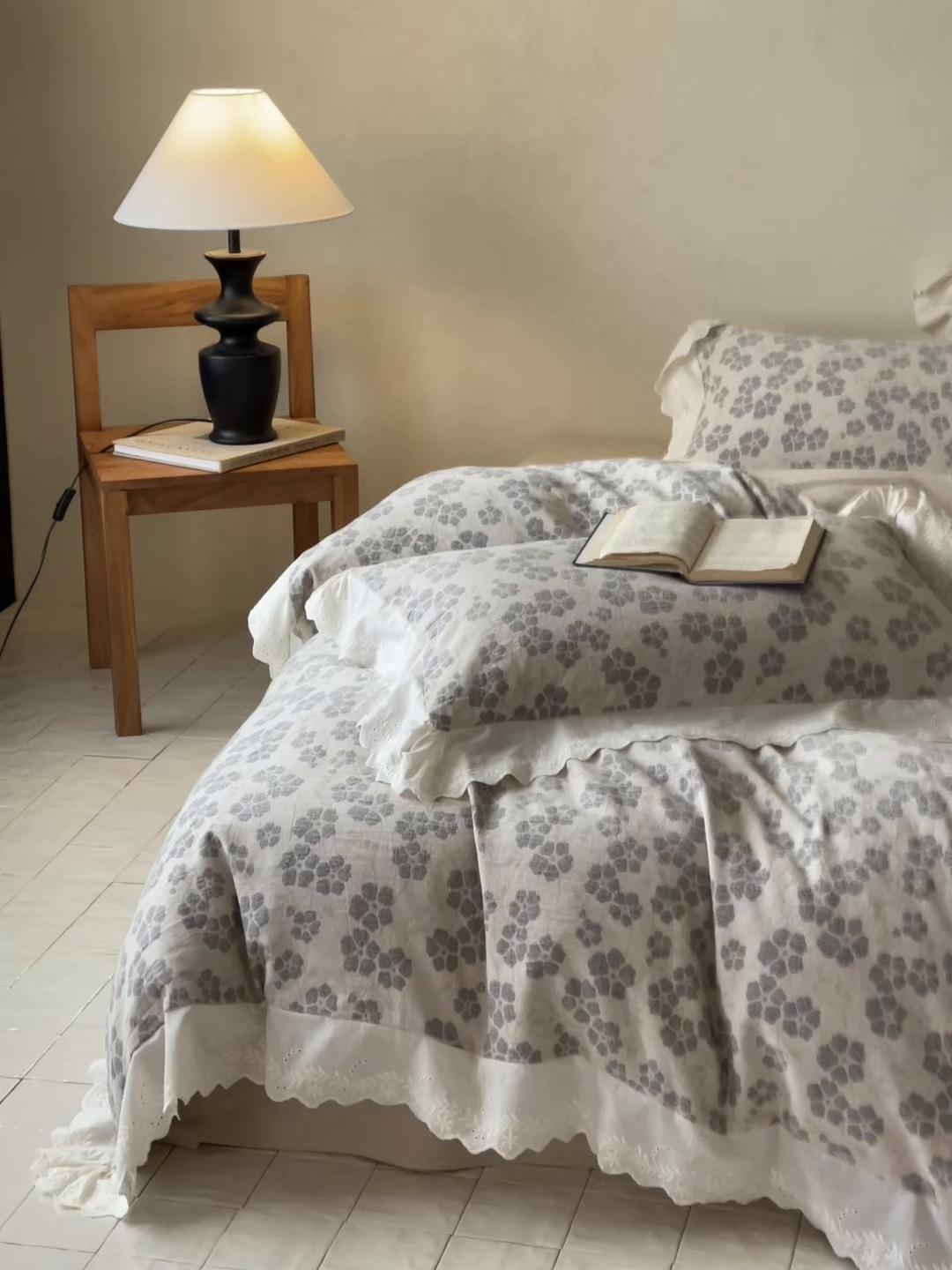 91家纺网 家纺一手货源 找家纺 云上 2026春夏新款全棉纯棉色织大提空气层提花法式花边款四件套--花悦 花悦-米灰