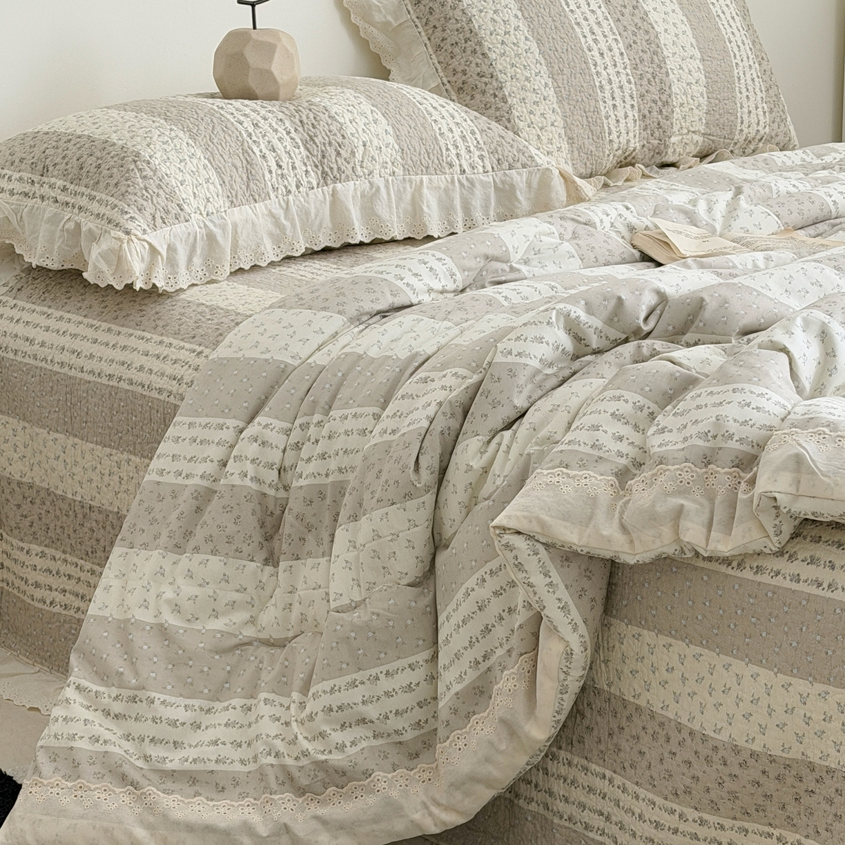 91家纺网 家纺一手货源 找家纺 佰织鑫家居 2026春夏新款全棉纯棉法式床盖款夏被夏凉被空调被夏被四件套春秋被四件套 思念