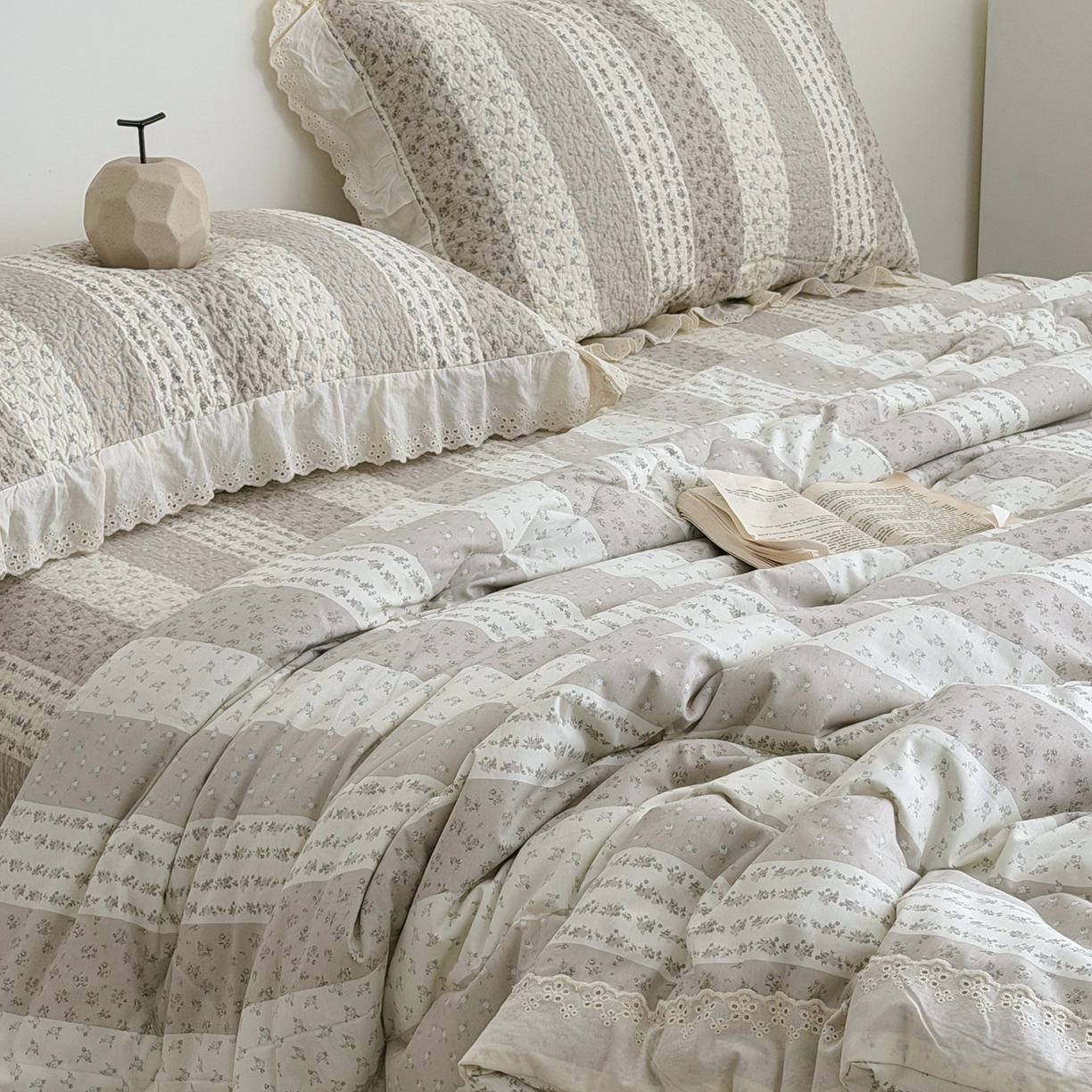 91家纺网 家纺一手货源 找家纺 佰织鑫家居 2026春夏新款全棉纯棉法式床盖款夏被夏凉被空调被夏被四件套春秋被四件套 思念