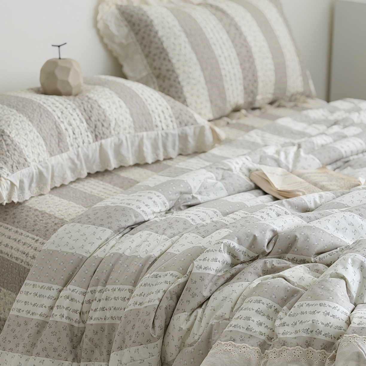 91家纺网 家纺一手货源 找家纺 佰织鑫家居 2026春夏新款全棉纯棉法式床盖款夏被夏凉被空调被夏被四件套春秋被四件套 思念