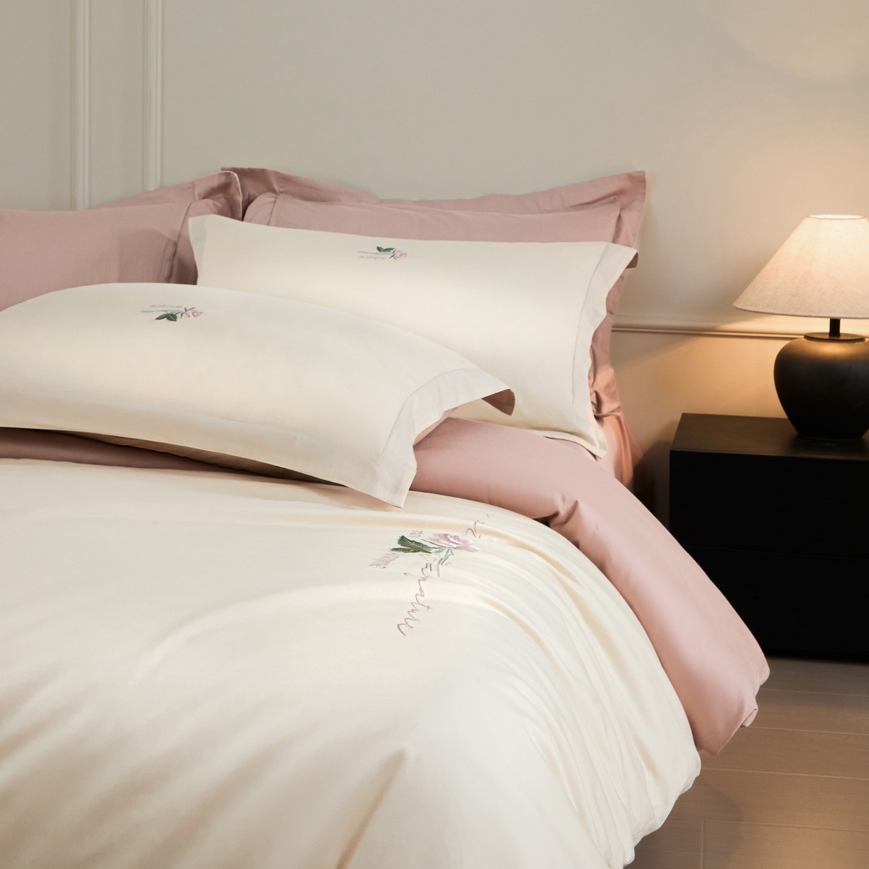 91家纺网 家纺一手货源 找家纺 秀色家纺 2026新款100支长绒棉纯棉四件套轻奢全棉刺绣被套床单纯棉四季床品-唤醒 唤醒-奶昔白+茱萸粉