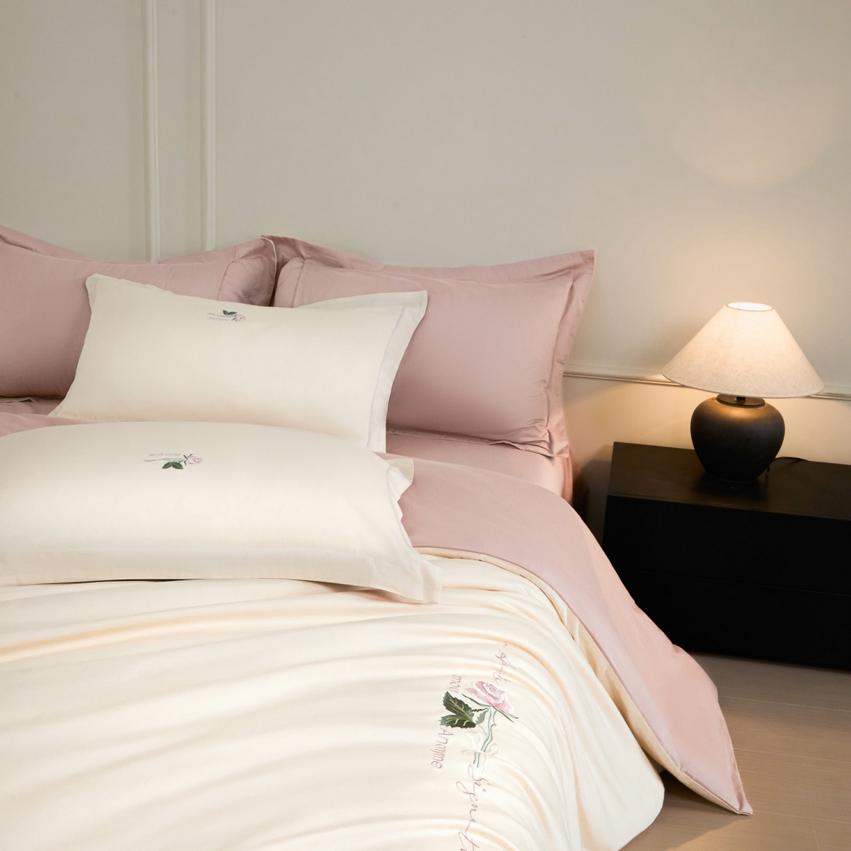 91家纺网 家纺一手货源 找家纺 秀色家纺 2026新款100支长绒棉纯棉四件套轻奢全棉刺绣被套床单纯棉四季床品-唤醒 唤醒-奶昔白+茱萸粉