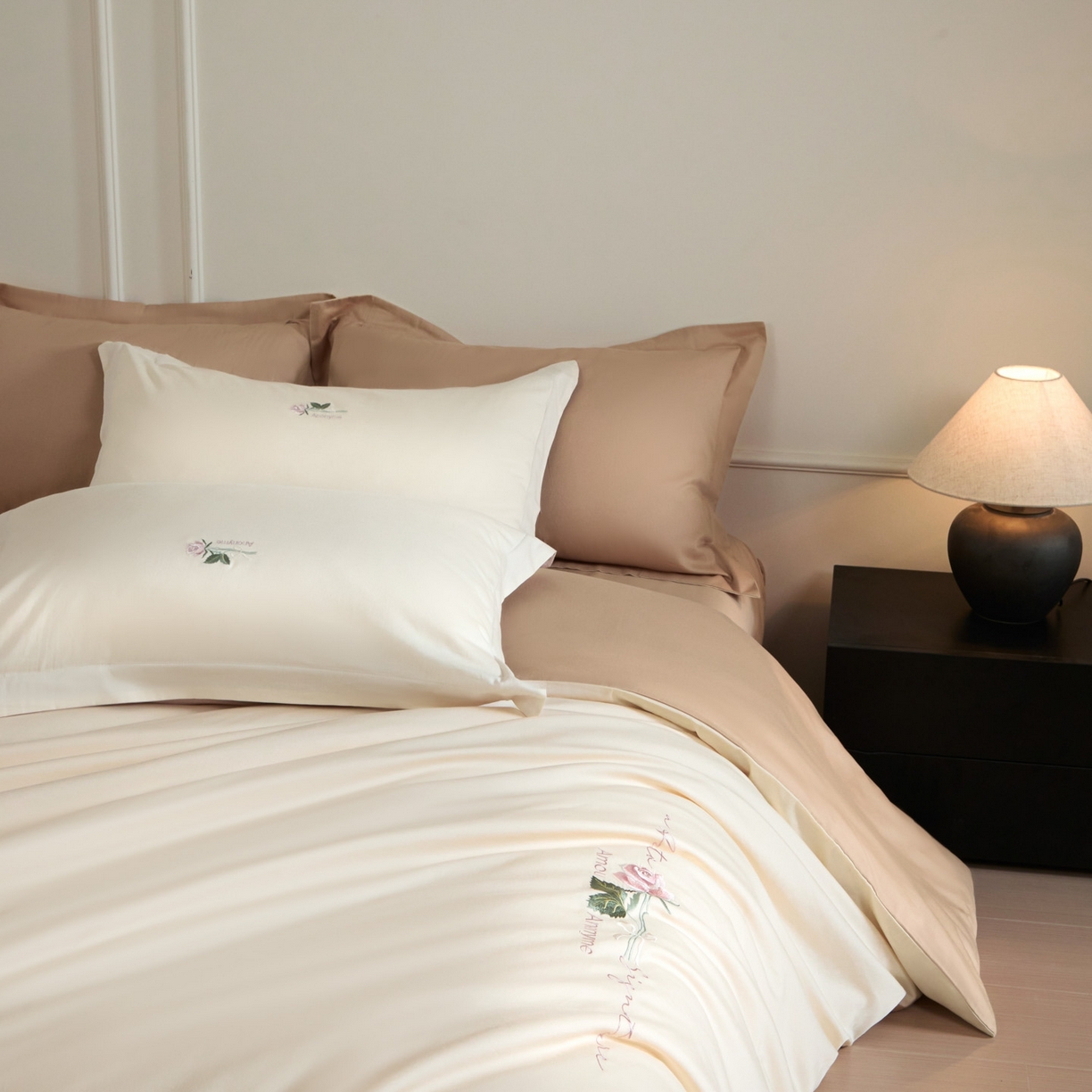 91家纺网 家纺一手货源 找家纺 秀色家纺 2026新款100支长绒棉纯棉四件套轻奢全棉刺绣被套床单纯棉四季床品-唤醒 唤醒-奶昔白+香槟金