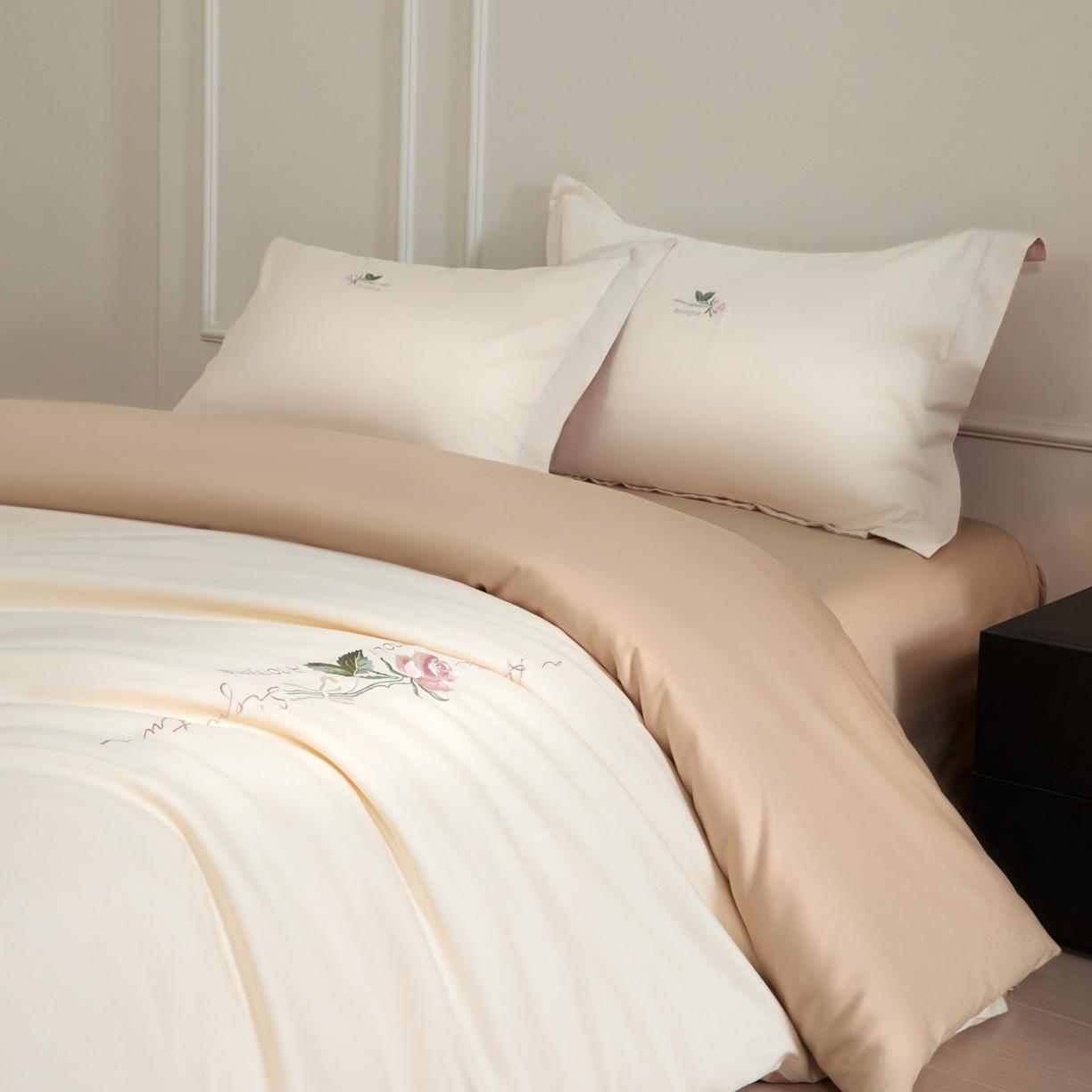 91家纺网 家纺一手货源 找家纺 秀色家纺 2026新款100支长绒棉纯棉四件套轻奢全棉刺绣被套床单纯棉四季床品-唤醒 唤醒-奶昔白+香槟金