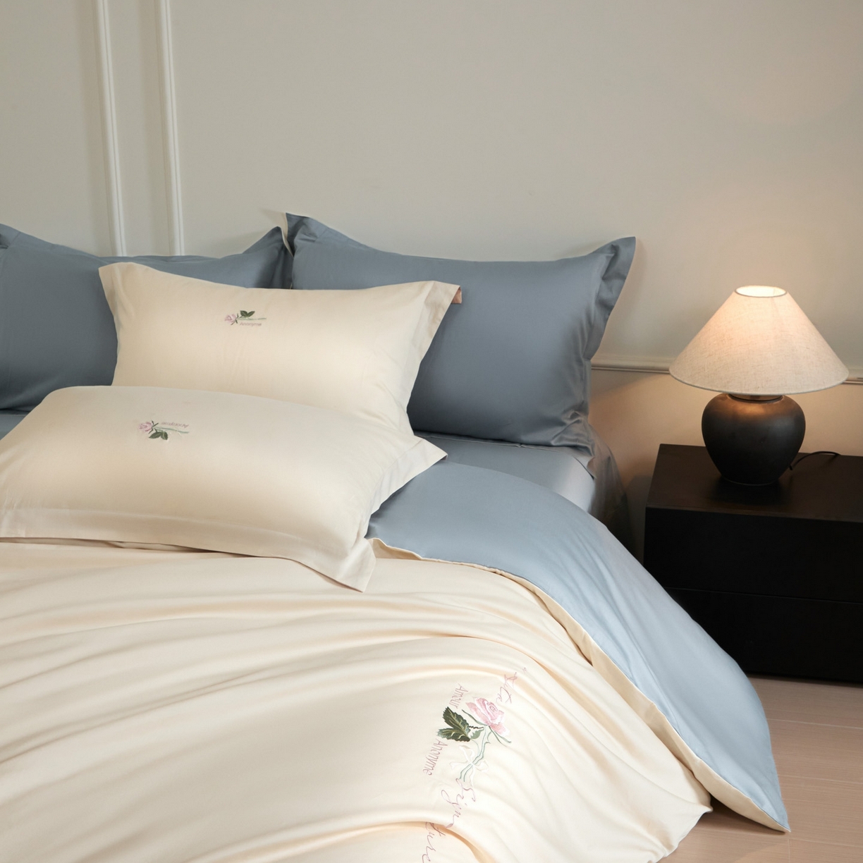 91家纺网 家纺一手货源 找家纺 秀色家纺 2026新款100支长绒棉纯棉四件套轻奢全棉刺绣被套床单纯棉四季床品-唤醒 唤醒-奶昔白+天空蓝