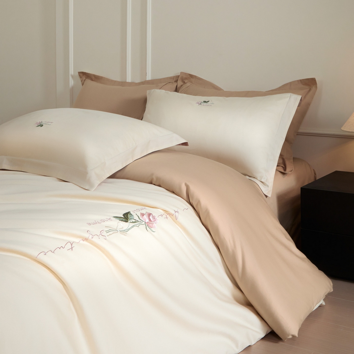 91家纺网 家纺一手货源 找家纺 秀色家纺 2026新款100支长绒棉纯棉四件套轻奢全棉刺绣被套床单纯棉四季床品-唤醒 唤醒-奶昔白+香槟金