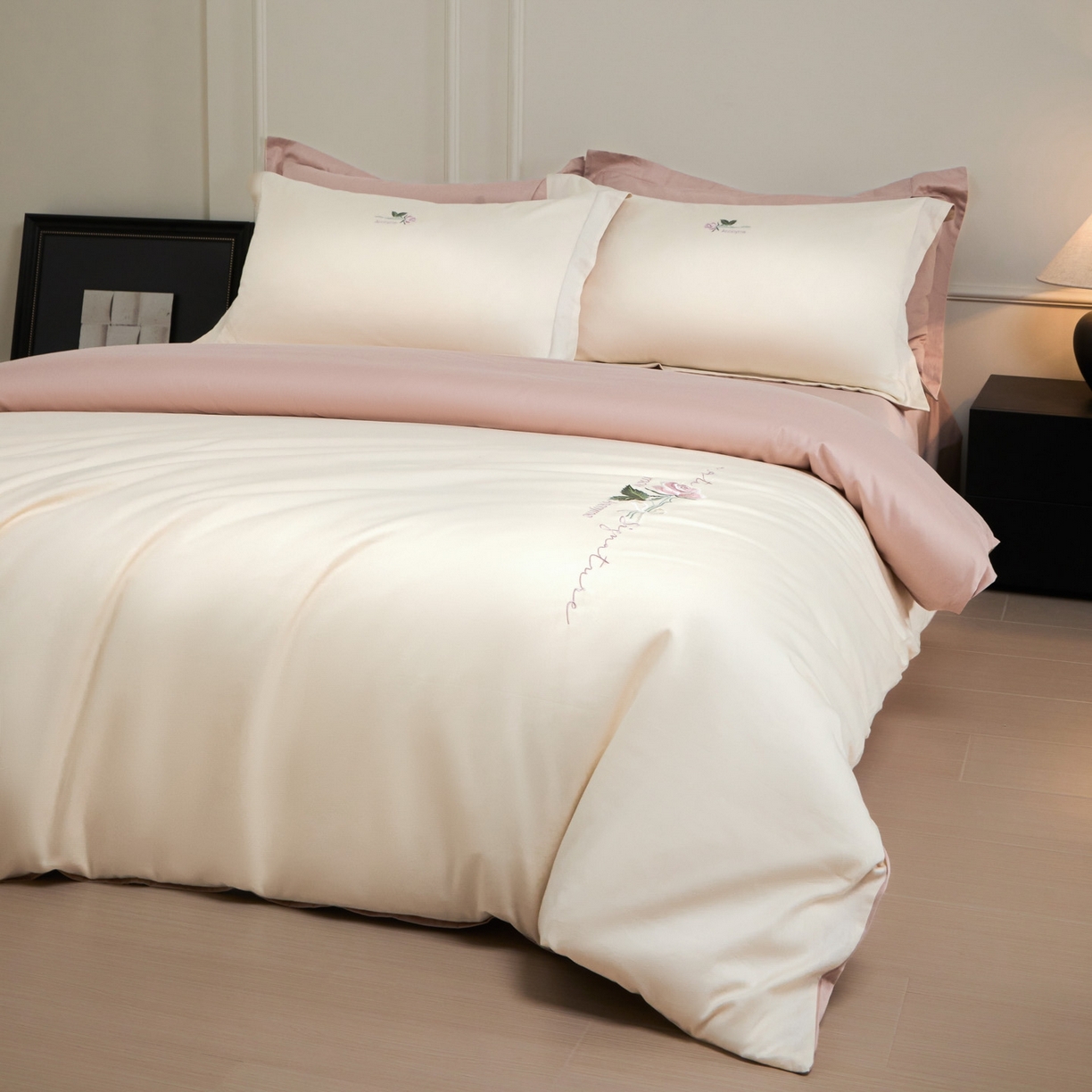 91家纺网 家纺一手货源 找家纺 秀色家纺 2026新款100支长绒棉纯棉四件套轻奢全棉刺绣被套床单纯棉四季床品-唤醒 唤醒-奶昔白+茱萸粉