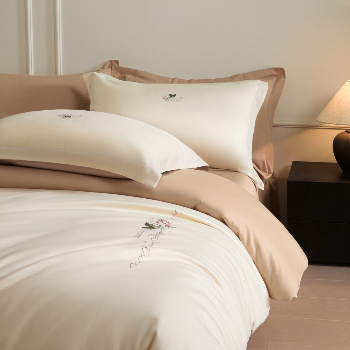 91家纺网 家纺一手货源 找家纺 秀色家纺 2026新款100支长绒棉纯棉四件套轻奢全棉刺绣被套床单纯棉四季床品-唤醒 唤醒-奶昔白+香槟金