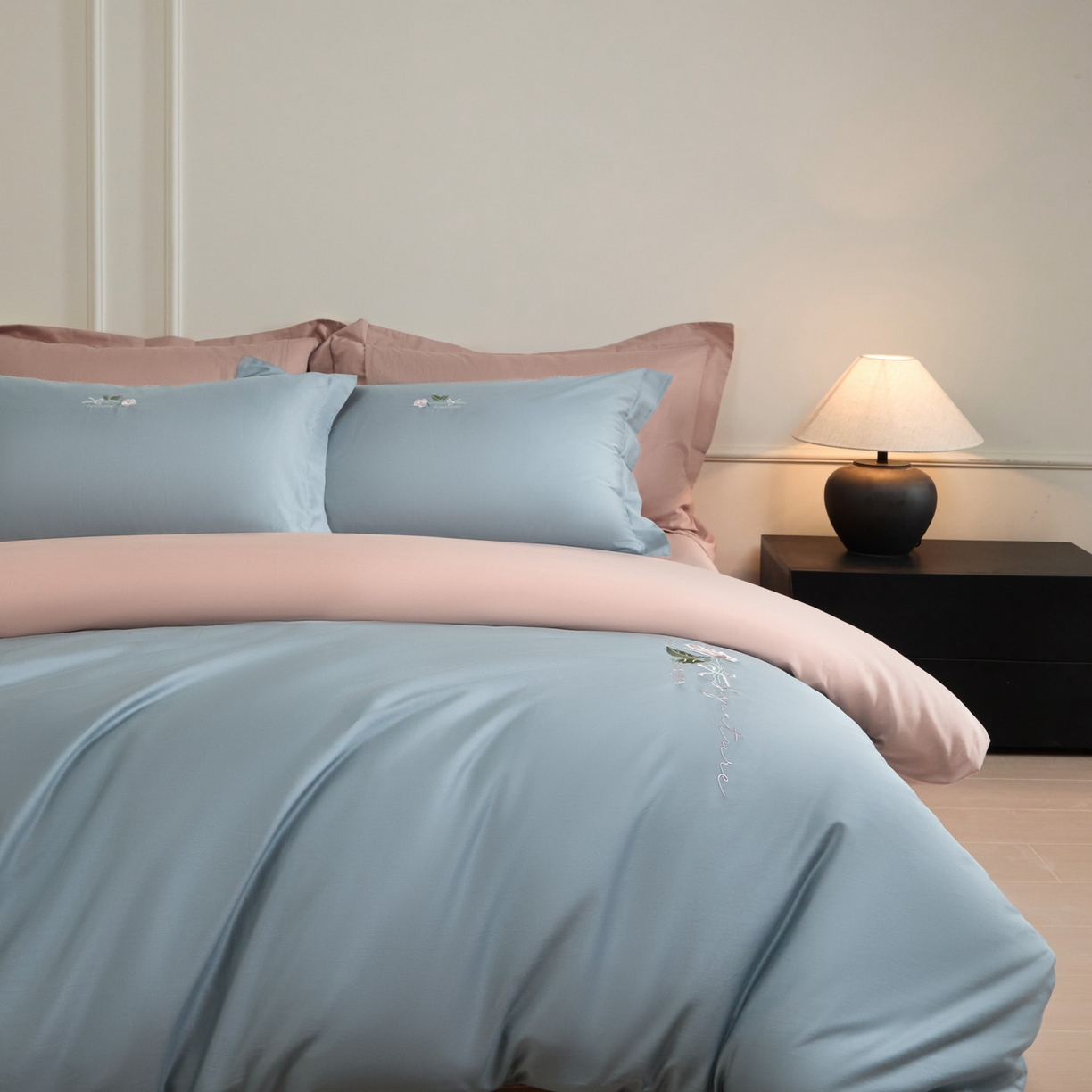 91家纺网 家纺一手货源 找家纺 秀色家纺 2026新款100支长绒棉纯棉四件套轻奢全棉刺绣被套床单纯棉四季床品-唤醒 唤醒-天空蓝+茱萸粉