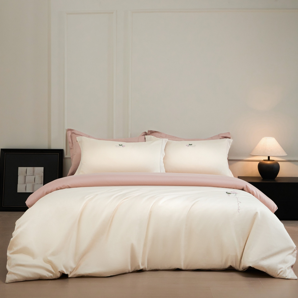 91家纺网 家纺一手货源 找家纺 秀色家纺 2026新款100支长绒棉纯棉四件套轻奢全棉刺绣被套床单纯棉四季床品-唤醒 唤醒-奶昔白+茱萸粉