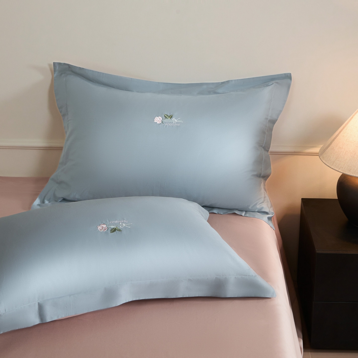 91家纺网 家纺一手货源 找家纺 秀色家纺 2026新款100支长绒棉纯棉四件套轻奢全棉刺绣被套床单纯棉四季床品-唤醒 唤醒-天空蓝+茱萸粉