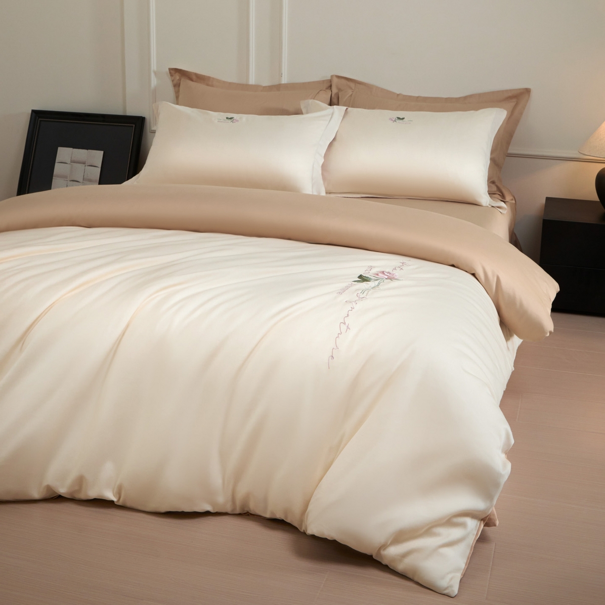 91家纺网 家纺一手货源 找家纺 秀色家纺 2026新款100支长绒棉纯棉四件套轻奢全棉刺绣被套床单纯棉四季床品-唤醒 唤醒-奶昔白+香槟金