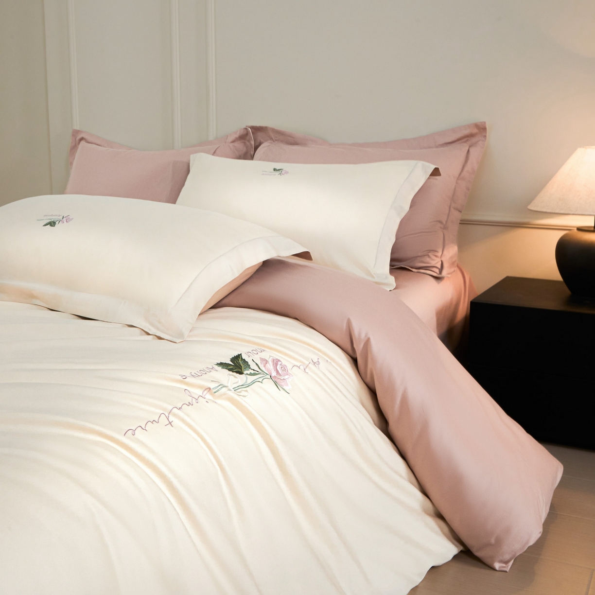 91家纺网 家纺一手货源 找家纺 秀色家纺 2026新款100支长绒棉纯棉四件套轻奢全棉刺绣被套床单纯棉四季床品-唤醒 唤醒-奶昔白+茱萸粉