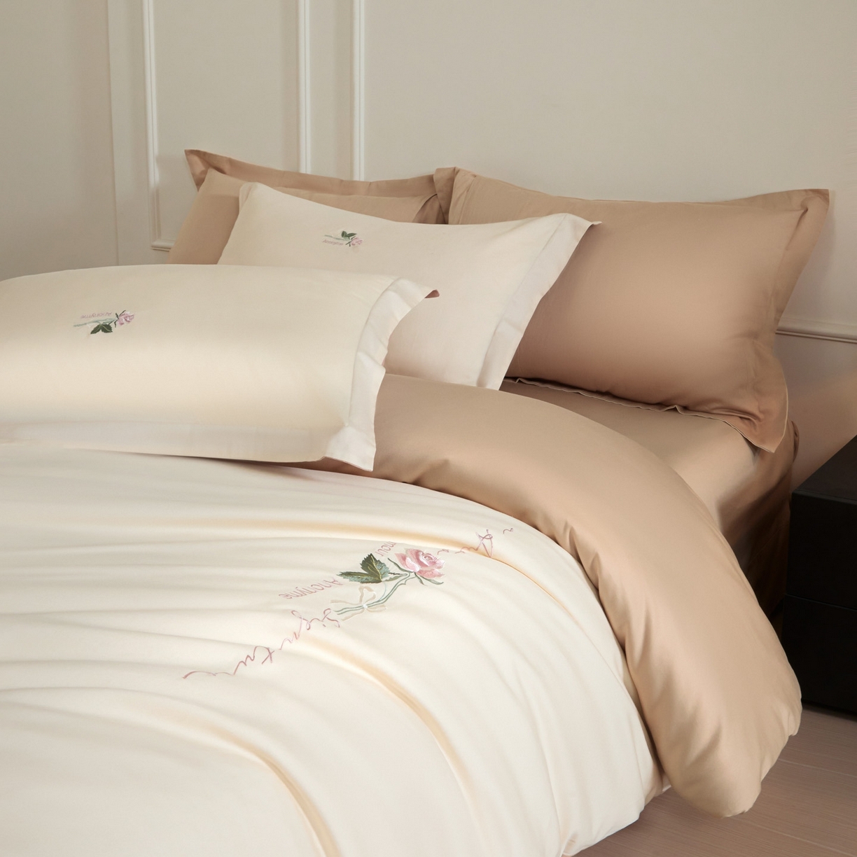 91家纺网 家纺一手货源 找家纺 秀色家纺 2026新款100支长绒棉纯棉四件套轻奢全棉刺绣被套床单纯棉四季床品-唤醒 唤醒-奶昔白+香槟金