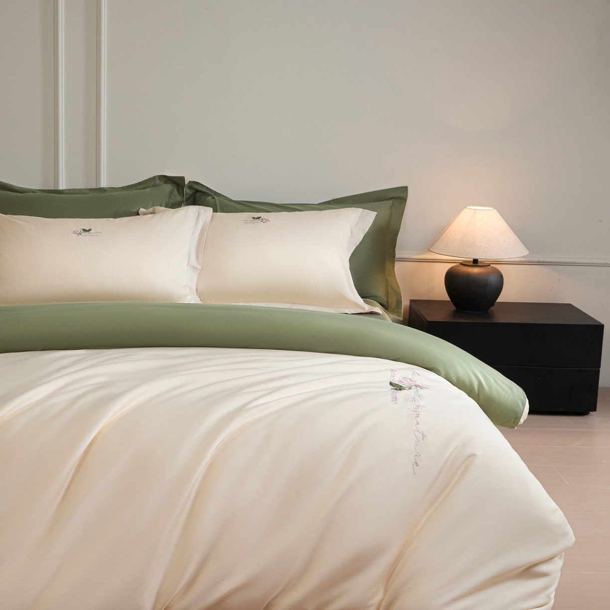 91家纺网 家纺一手货源 找家纺 秀色家纺 2026新款100支长绒棉纯棉四件套轻奢全棉刺绣被套床单纯棉四季床品-唤醒 唤醒-奶昔白+莺茶绿