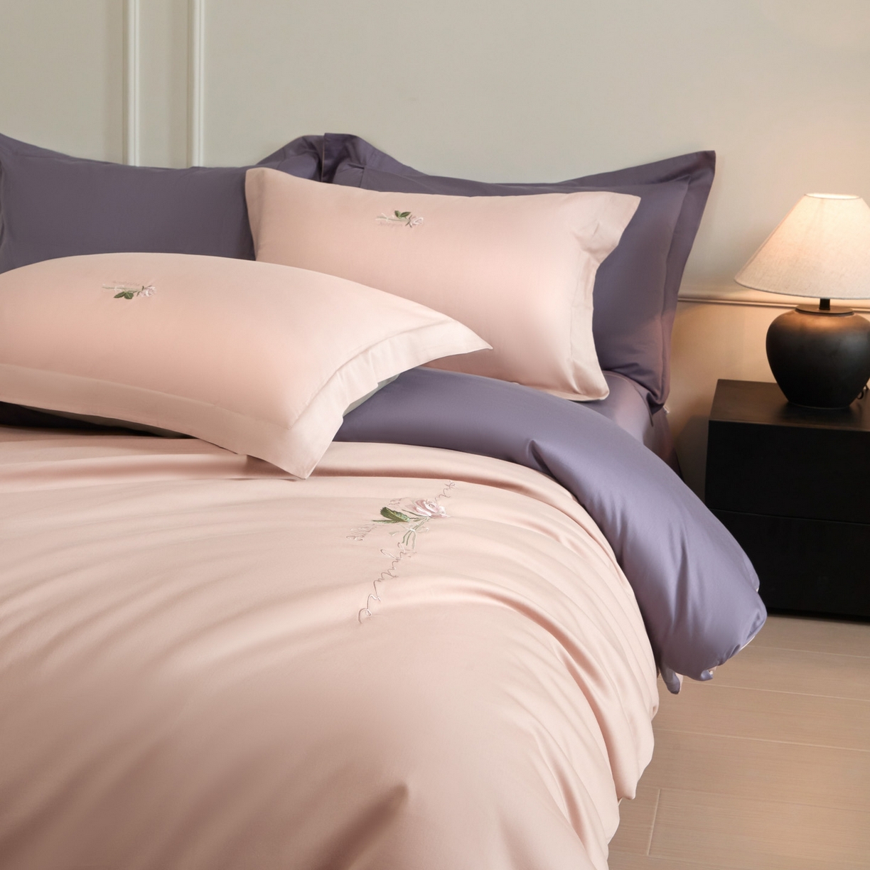 91家纺网 家纺一手货源 找家纺 秀色家纺 2026新款100支长绒棉纯棉四件套轻奢全棉刺绣被套床单纯棉四季床品-唤醒 唤醒-茱萸粉+丁香紫
