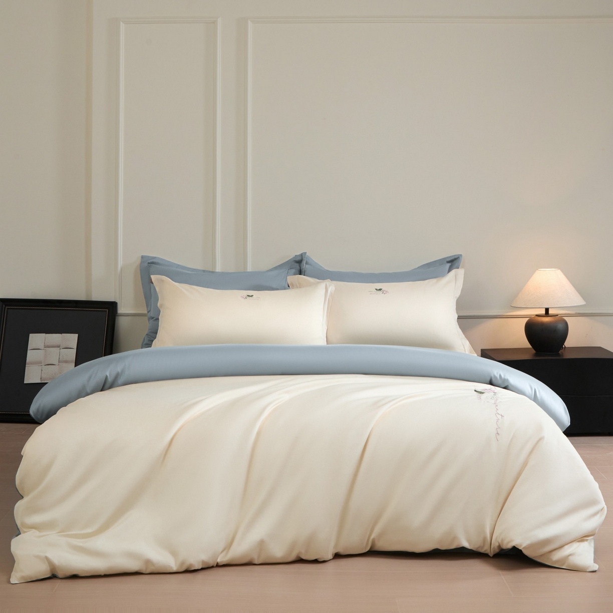 91家纺网 家纺一手货源 找家纺 秀色家纺 2026新款100支长绒棉纯棉四件套轻奢全棉刺绣被套床单纯棉四季床品-唤醒 唤醒-奶昔白+天空蓝